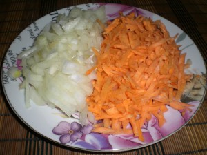 нарезанные морковь и лук