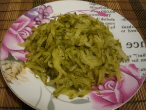 Натертые соленые огурцы