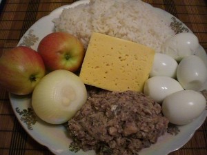 Ингредиенты для салата Мимоза с рисом и яблоками