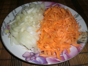 нарезанные морковь и лук