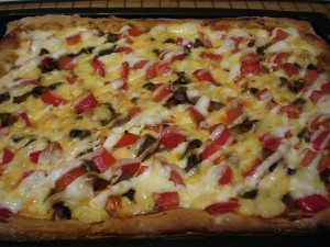 Готовая пицца с грибами и сыром