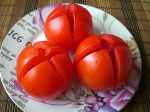 Подготовленные для фаршировки помидоры