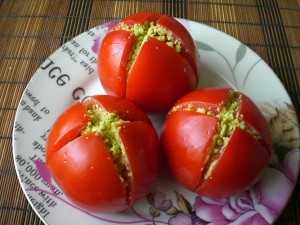 Фаршированные авокадо и креветками помидоры