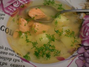 Рисовый суп с красной рыбой форелью