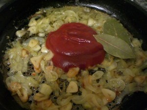лук, чеснок, томатный соус, лавровый лист