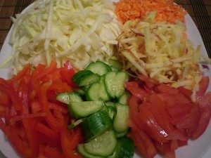 нарезанные овощи на салат из капусты