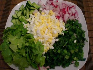нарезанные продукты для весеннего салата с черемшой