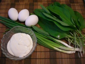 продукты для салата с черемшой, луком и яйцом