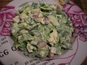 весенний салат с черемшой и сметаной
