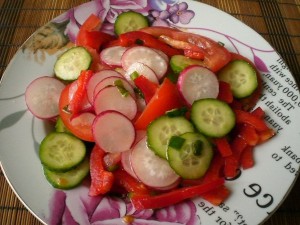 вкусный салат из овощей и редиса