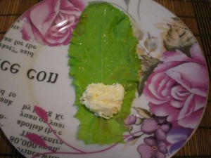 начинка на маленьком листике салата