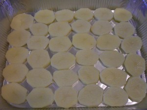выкладываем картофель в форму