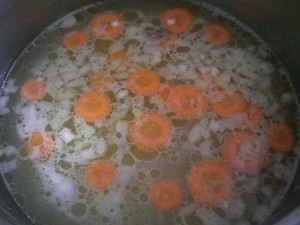 выложить овощи в бульон для супа с галушками