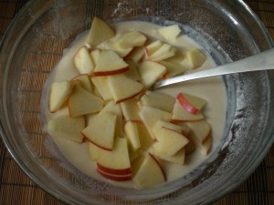 высыпать яблоки в тесто на оладьи