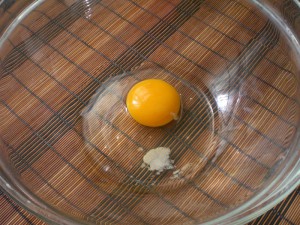яйцо и соль для оладей