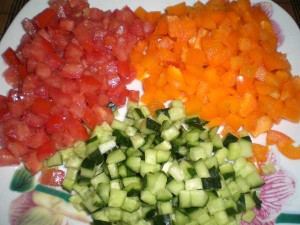 овощи, нарезанные кубиками для салатика