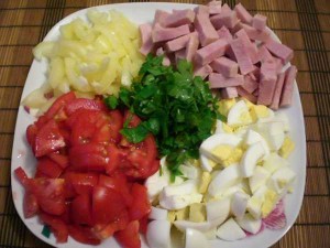 нарезанные продукты для салата