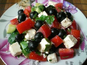 свежий салат с маслинами и сыром фета