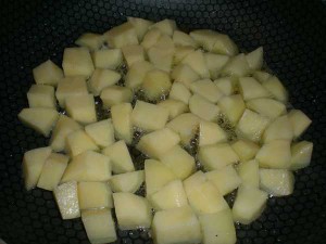 картофель обжарить до полуготовности