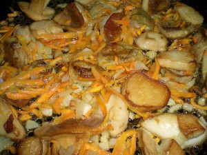 обжарить грибы, морковь и лук