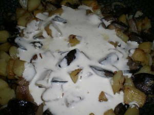 влить сметанный соус к грибам и картошке